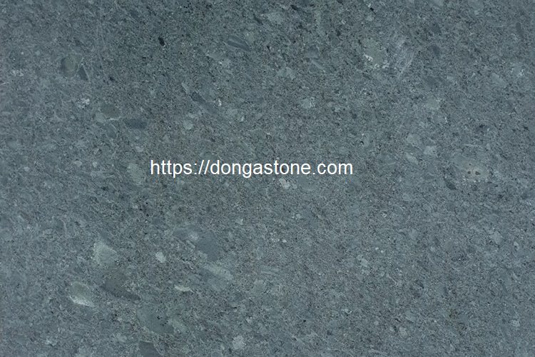 Bề mặt mài honed làm rõ sắc xanh rêu và thớ đá tự nhiên, tạo hiệu ứng liền mạch, đồng màu khi lát trên diện tích rộng.