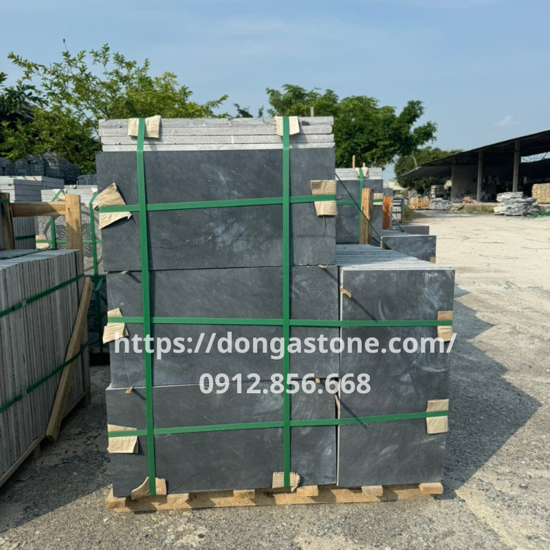 Đá xanh đen Thanh Hóa mài thô tinh sau rất nhiều bước gia công, bề mặt đá được mài lên màu đen huyền bí.