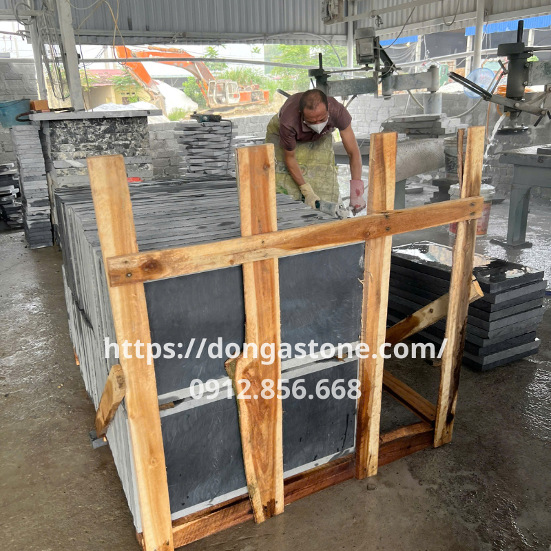 Đá Xanh Đen Mài Honed Cà Viền 60x30, 40x40 Mới Nhất 8 Kiểm tra kỹ bề mặt mài honed giúp đảm bảo độ đồng đều, tính thẩm mỹ và chất lượng đá trước khi đưa vào thi công.