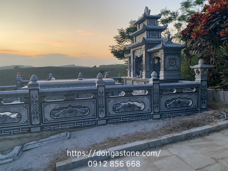 Đá xanh Thanh Hóa, đặc biệt là đá xanh rêu, được dùng phổ biến trong xây dựng lăng mộ nhờ độ bền cao, chịu thời tiết tốt, dễ chạm khắc và màu sắc trang nghiêm, bền đẹp theo thời gian.