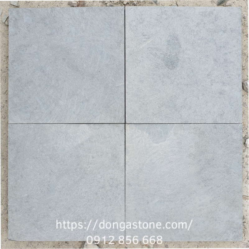 Đá Xanh Thanh Hóa Mài Thô (Mài Nhám Nhẹ) thường được dùng cho những khu vực cần chống trơn trượt cao như lối đi, bậc thang ngoài trời và sân vườn diện tích lớn.