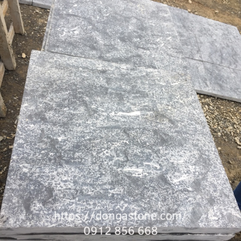 Đá Xanh Đen Thanh Hóa khò lửa (khò nhiệt – Flamed) mang vẻ đẹp mộc mạc, cổ kính tự nhiên, độ bền màu cao và chi phí hợp lý, phù hợp cho lát sân, lối đi và ốp tường trong nhiều không gian.