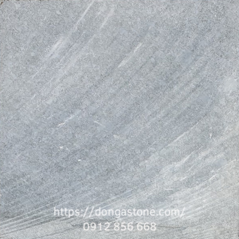 Đá Xanh Thanh Hóa cắt thô tự nhiên (mặt cắt thô – Natural Split) với màu rêu đặc trưng, vân đá tự nhiên, mang đến cảm giác thô mộc, cổ kính và hài hòa với cảnh quan.