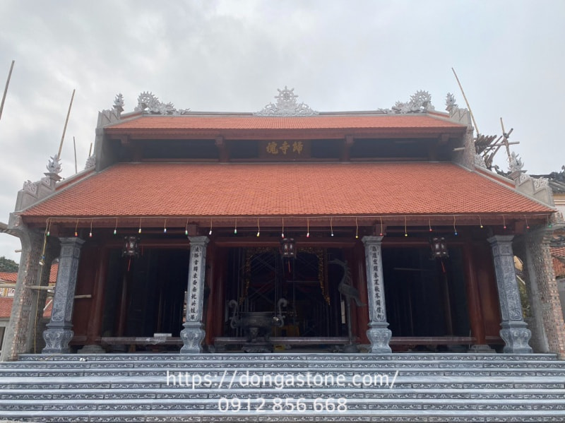 Đá xanh Thanh Hóa tại Đông Á Stone được dùng để ốp cột tại đền, chùa, lăng mộ, nhà thờ họ, kết hợp chạm khắc hoa văn như hoa sen, chữ thọ, góp phần tạo không gian trang nghiêm và mang nét cổ kính.