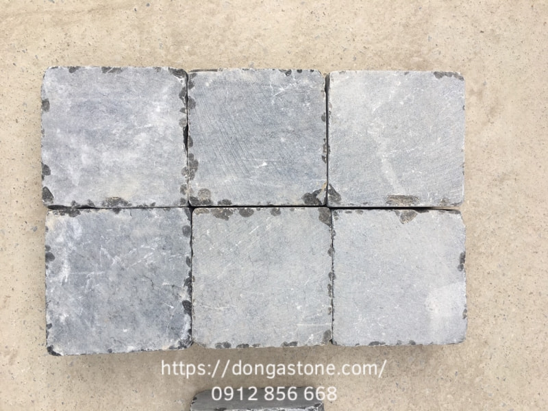 Đá được cắt theo kích thước, sau đó cho vào máy quay cùng sỏi hoặc gia công thủ công để tạo hiệu ứng mẻ cạnh tự nhiên, mang lại vẻ đẹp thô mộc nhưng tinh tế.