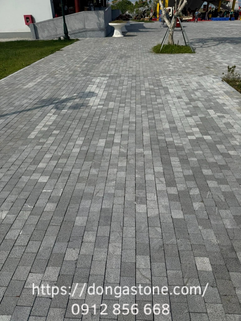 Quy Trình Sản Xuất Đá Xanh Đen Tự Nhiên Chất Lượng Cao 10 Do đặc tính cấu trúc và độ giòn đặc trưng, đá xanh đen đòi hỏi quy trình gia công – kiểm soát chất lượng chặt chẽ.