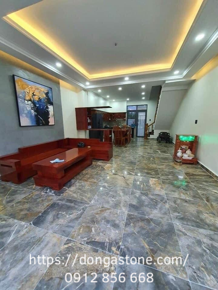 Phân Biệt Đá Tự Nhiên Và Đá Nhân Tạo: Nên Chọn Loại Nào? 11 Với sắc vàng ấm và vân nứt tự nhiên, đá marble vàng mang lại vẻ đẹp sang trọng, độc đáo, phù hợp làm điểm nhấn cho phòng khách, cầu thang và sàn nhà.