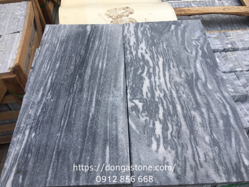 Đá sọc dưa thường được ứng dụng cho lối đi, sân vườn và khu vực quanh hồ bơi, nổi bật với tông đen và vân trắng xanh đặc trưng, có thể kết hợp cùng các kỹ thuật gia công khác như mài bóng hoặc mài hone.