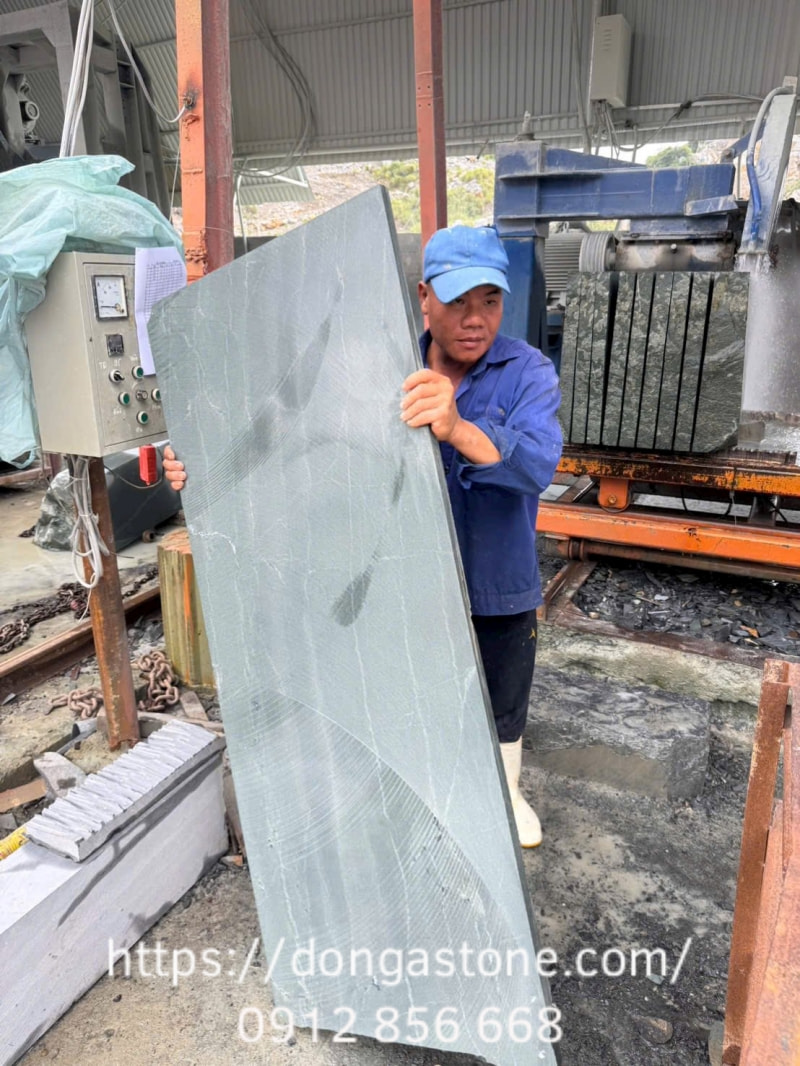 Quy Trình Sản Xuất Đá Xanh Đen Tự Nhiên Chất Lượng Cao 11 Quy trình sản xuất đá xanh rêu và đá xanh đen khác nhau rõ ở khâu gia công bề mặt, kiểm soát nứt ngầm và tiêu chuẩn hoàn thiện