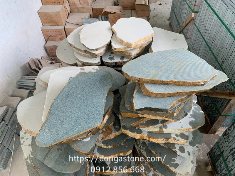 Đá rối xanh rêu được chẻ tay tự nhiên thành các mảnh không đồng nhất