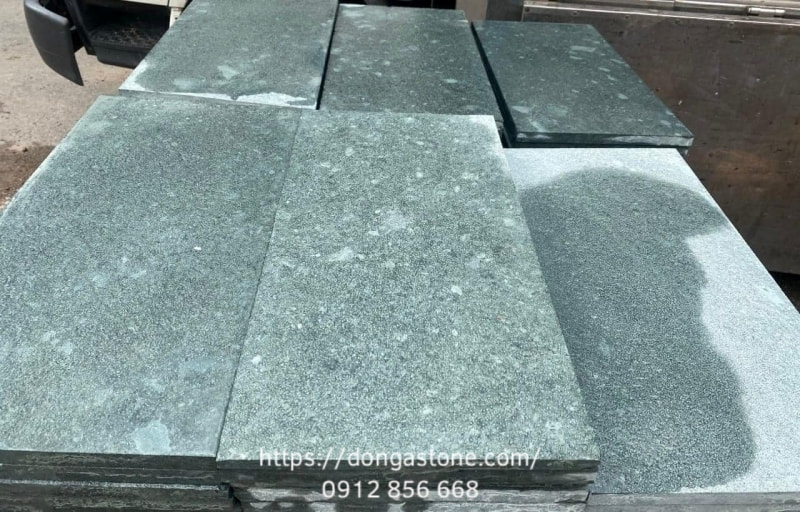 Đặc điểm nổi bật nhất của loại đá này là màu xanh rêu tự nhiên và có độ cứng, độ bền cao, chịu lực, chống mài mòn tốt.