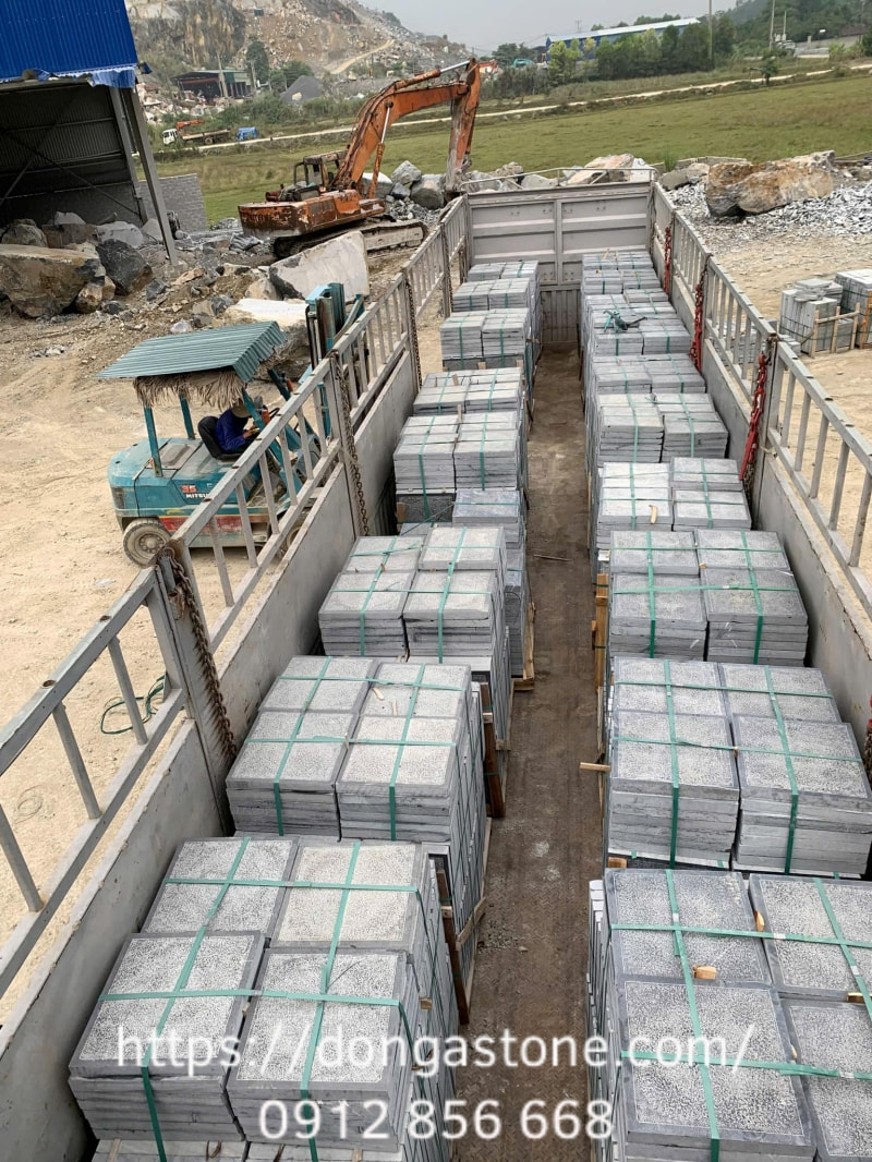 Cả hai loại đá này đều là đá tự nhiên được hình thành từ quá trình địa chất hàng triệu năm dưới lòng đất và chủ yếu được khai thác từ Thanh Hóa.