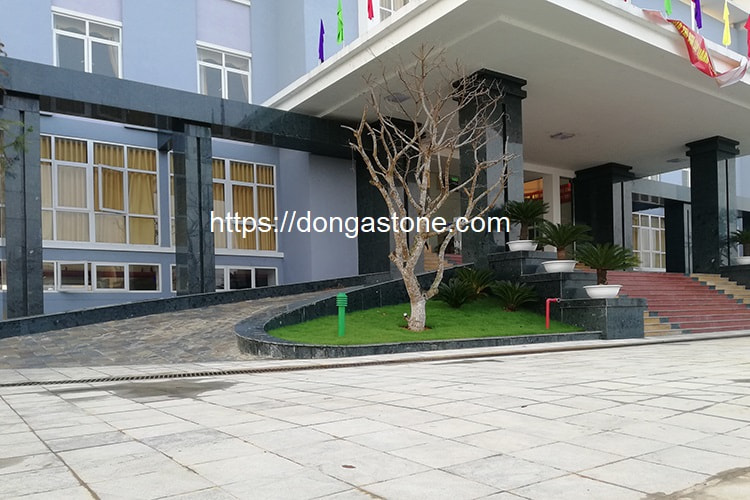 Tuân thủ kỹ thuật thi công đá xanh Thanh Hóa quyết định đến độ bền và tính thẩm mỹ của công trình.