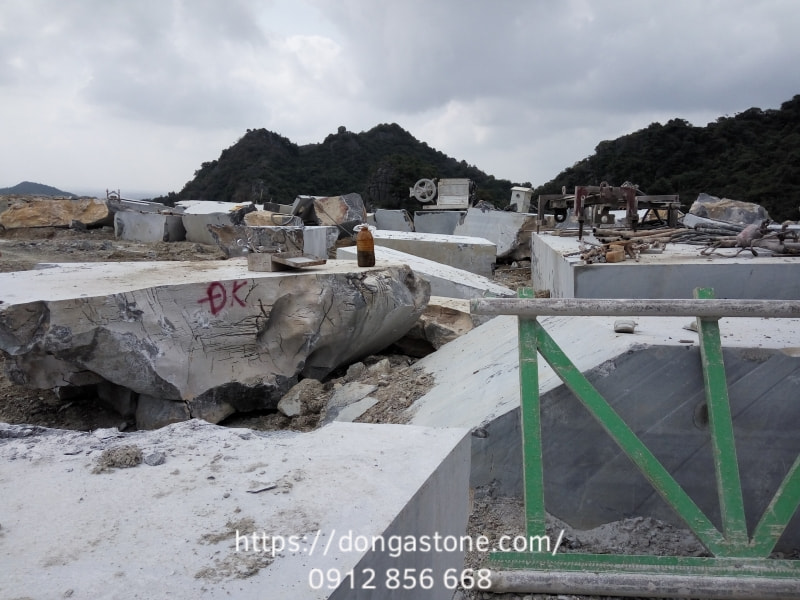 Quy Trình Sản Xuất Đá Xanh Đen Tự Nhiên Chất Lượng Cao 3 Đông Á Stone thường ưu tiên khai thác theo phương pháp giữ nguyên khối, hạn chế tối đa nứt ngầm (vết om) để đảm bảo độ bền và tính thẩm mỹ khi gia công.