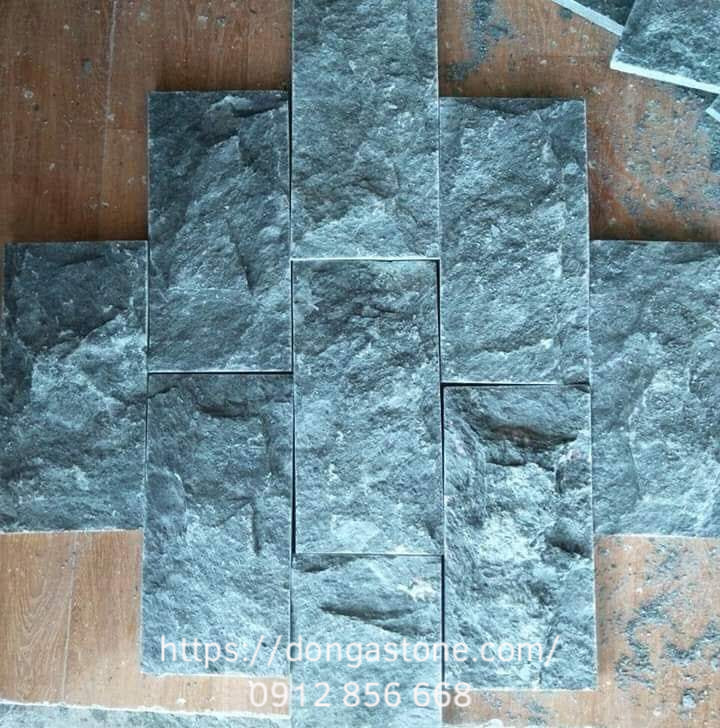 Đá xanh rêu Thanh Hóa thuộc nhóm granite hoặc cẩm thạch biến chất, còn đá xanh đen Thanh Hóa có nguồn gốc đá vôi (CaCO₃), nhiều tạp chất và vân mạch (tằng chỉ) hơn.