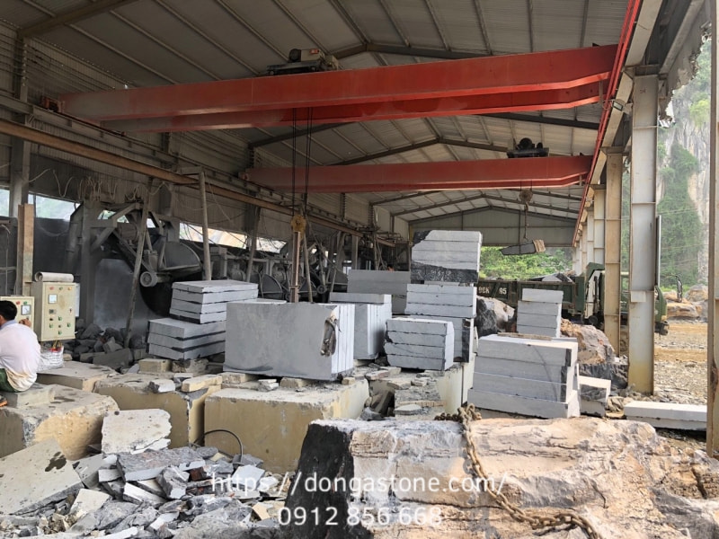 Quy Trình Sản Xuất Đá Xanh Đen Tự Nhiên Chất Lượng Cao 4 Phôi đá sẽ được cắt chuẩn kích thước theo yêu cầu, đảm bảo độ dày đồng đều và tối ưu cho gia công bề mặt.