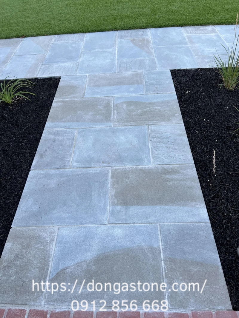 Phục hồi lại cho đá xanh Thanh Hóa bằng cách vệ sinh sạch khe đá và chít lại bằng keo chà ron chuyên dụng.