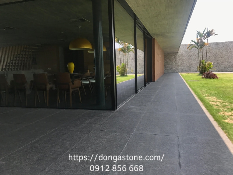 So Sánh Đá Xanh Thanh Hóa Với Đá Granite, Bazan, Marble 4 Đá bazan chủ yếu được sử dụng cho các hạng mục như lát sân vườn, vỉa hè, bậc thang và ốp tường cả nội – ngoại thất
