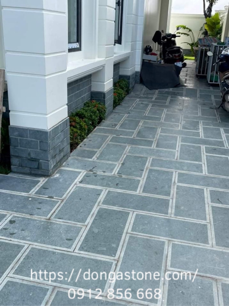 Đá xanh rêu mang vẻ đẹp mộc mạc, cổ điển phù hợp lát sân vườn, lối đi, trong khi đá xanh đen tạo cảm giác sang trọng, hiện đại, thường dùng cho ốp tường, bậc tam cấp và lăng mộ.