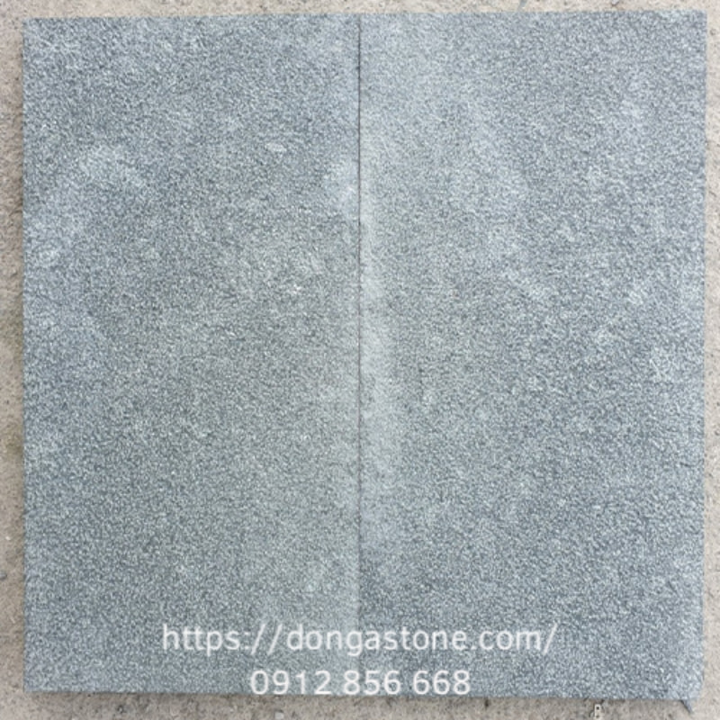 Đá xanh này thường được sử dụng để lát nền sân vườn, lối đi, do đặc tính cứng, bền, chống trơn trượt cực tốt trong quá trình di chuyển, thích hợp nhất là vào mùa mưa, thời tiết ẩm ướt.