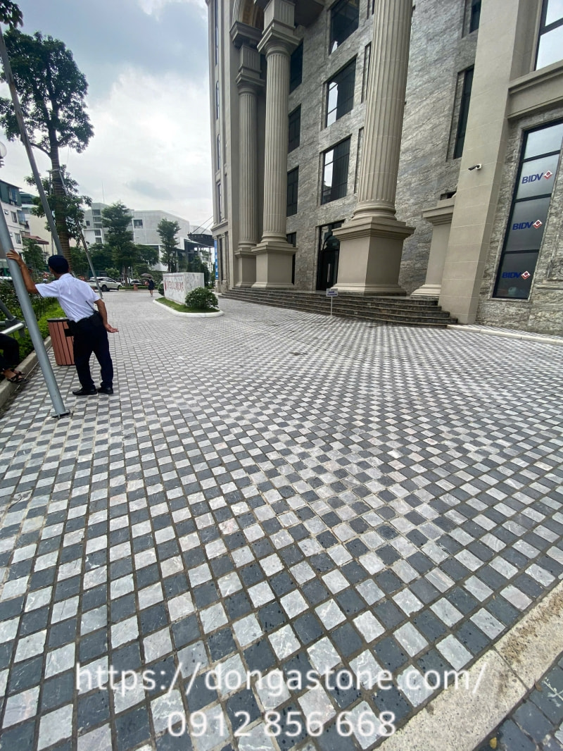 Đá xanh đen phù hợp hơn cho các công trình biệt thự, nhà phố, tòa nhà hành chính; thường dùng ốp mặt tiền, bậc tam cấp, cầu thang, bàn bếp và nhà tắm.