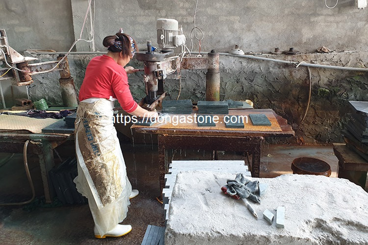 So Sánh Đá Xanh Thanh Hóa Với Đá Granite, Bazan, Marble 6 Đá Thanh Hóa thường được sử dụng để lát sân vườn, vỉa hè, công viên, bậc tam cấp, cũng như ốp tường, ốp cột và các hạng mục kiến trúc ngoài trời.