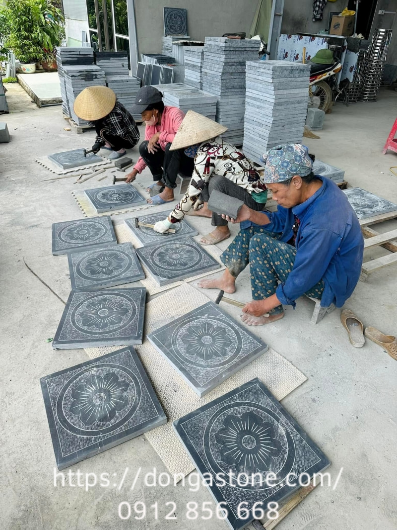 Quy Trình Sản Xuất Đá Xanh Đen Tự Nhiên Chất Lượng Cao 7 Hoàn thiện bề mặt theo yêu cầu như băm, mài, khò… giúp tăng độ bám, thẩm mỹ và phù hợp từng khu vực sử dụng.