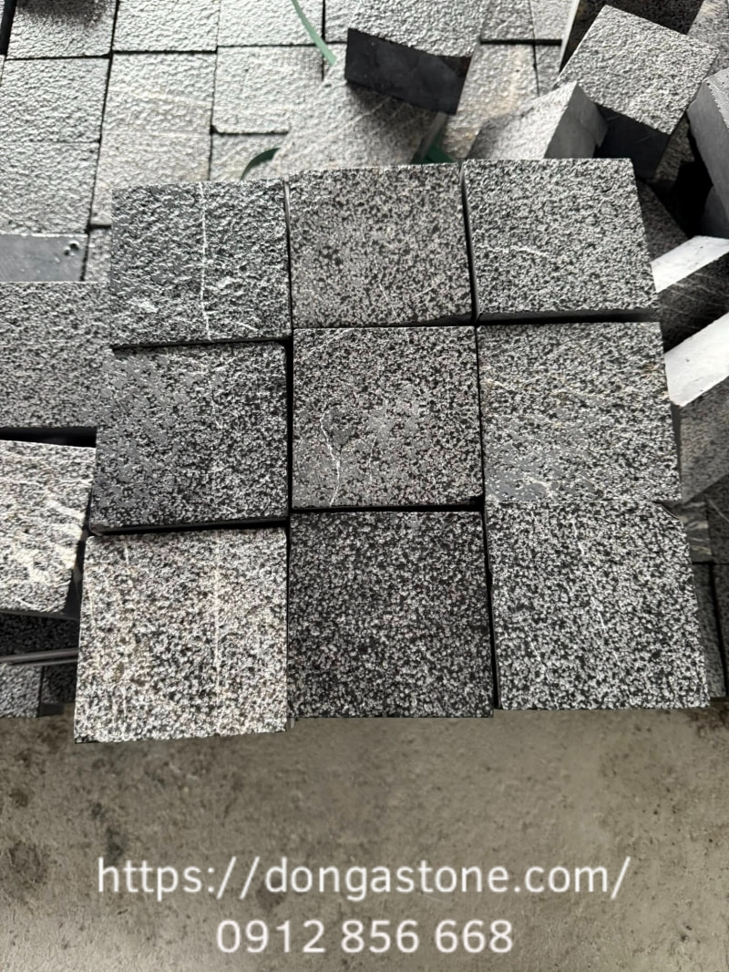 Quy Trình Sản Xuất Đá Xanh Đen Tự Nhiên Chất Lượng Cao 8 Đá xanh đen được kiểm định kích thước, bề mặt và sắc độ màu để phân loại đúng tiêu chuẩn trước khi bàn giao