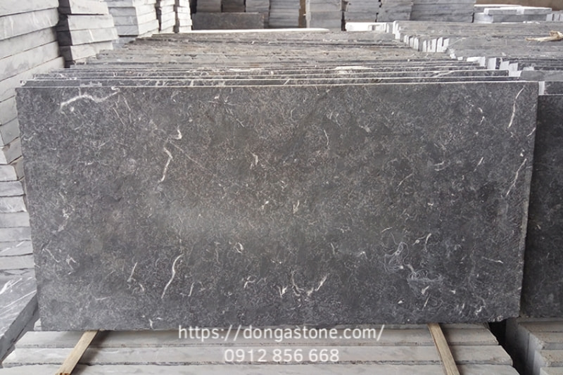 Phương pháp này dùng ngọn lửa ở nhiệt độ cao tác động trực tiếp lên bề mặt đá, tạo nên các vết nhám tự nhiên giúp tăng độ ma sát và chống trơn trượt hiệu quả