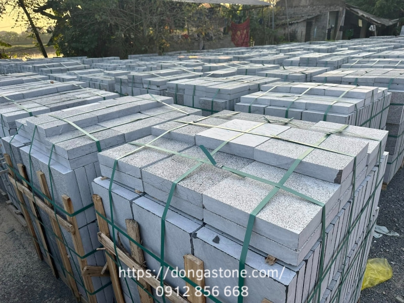 Quy Trình Sản Xuất Đá Xanh Đen Tự Nhiên Chất Lượng Cao 9 Đá được xử lý chống thấm và đóng pallet bảo vệ, sẵn sàng vận chuyển đến công trình an toàn, hạn chế trầy xước.