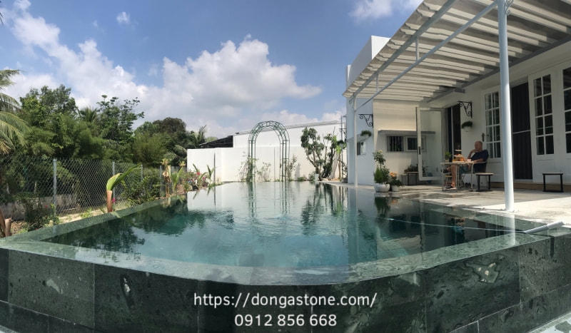 Đá xanh Thanh Hóa thường gặp các tình trạng rêu mốc, ố màu, bạc màu sau thời gian dài sử dụng.