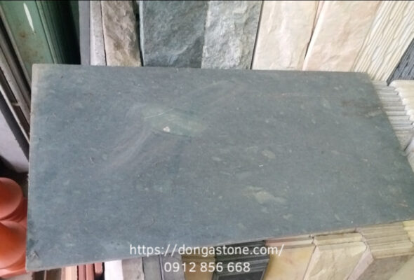 Đá xanh Thanh Hóa có kích thước đa dạng, được khai thác từ các mỏ đá lớn trong tỉnh, nổi bật với độ bền cao, khả năng chịu lực tốt và màu sắc trang nhã.