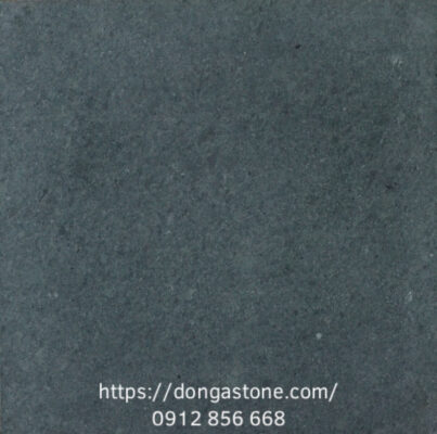 Nhờ khả năng chịu lực, chống mài mòn tốt và tuổi thọ dài, đá xanh Thanh Hóa thường được lựa chọn cho các hạng mục lát sân vườn và công trình yêu cầu tính bền vững.