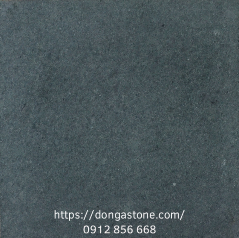 Nhờ khả năng chịu lực, chống mài mòn tốt và tuổi thọ dài, đá xanh Thanh Hóa thường được lựa chọn cho các hạng mục lát sân vườn và công trình yêu cầu tính bền vững.