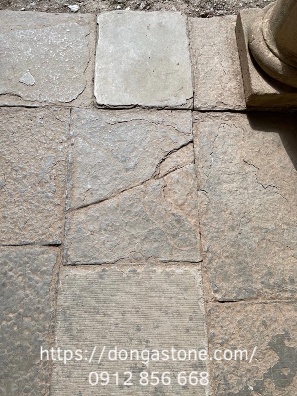 TOP 7 Sai Lầm Phổ Biến Khi Mua Đá Xanh Thanh Hóa 2 Đá bị nứt ngầm (đá om) có thể nứt vỡ bất ngờ, ảnh hưởng trực tiếp đến độ bền và an toàn công trình.