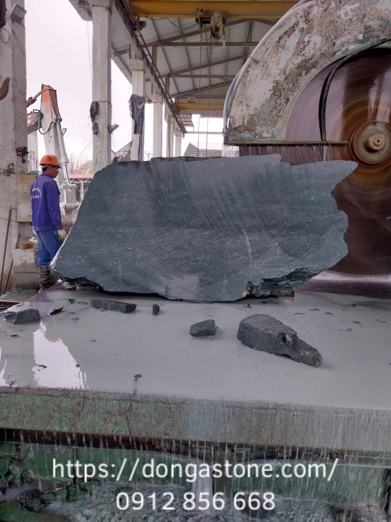 Thế Nào Là Đá Xanh Thanh Hóa Loại 1? Top 7 Tiêu Chí Đánh Giá! 2 Tấm đá xanh được tuyển chọn kỹ càng tại Đông Á Stone