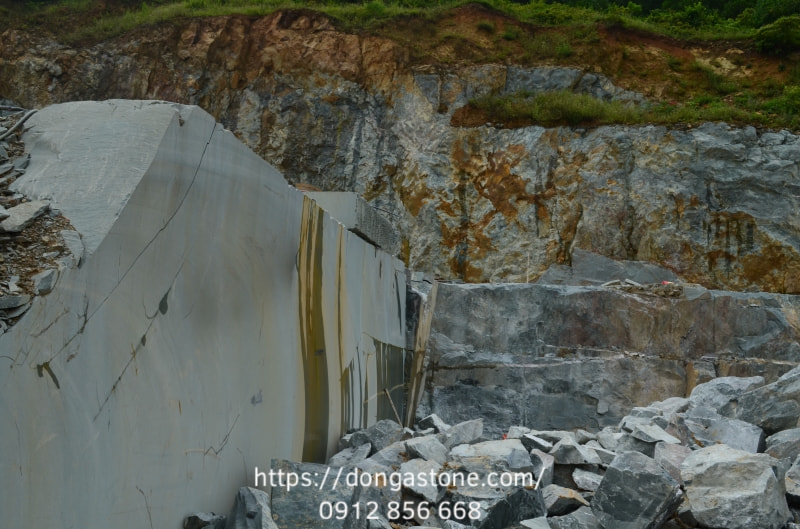 Quy Trình Khai Thác, Sản Xuất Đá Tự Nhiên Tiêu Chuẩn Quốc Tế 2 Khai thác đá tự nhiên là quá trình tách các khối đá từ mỏ đá để phục vụ xây dựng và trang trí nội – ngoại thất.