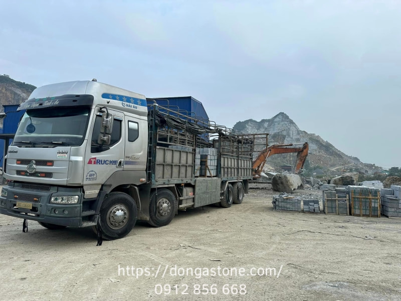 Kiểm soát chất lượng ngay từ mỏ: Tuyển chọn tầng đá già, khai thác bằng cắt dây kim cương để đảm bảo phôi đá đặc chắc, không nứt ngầm.