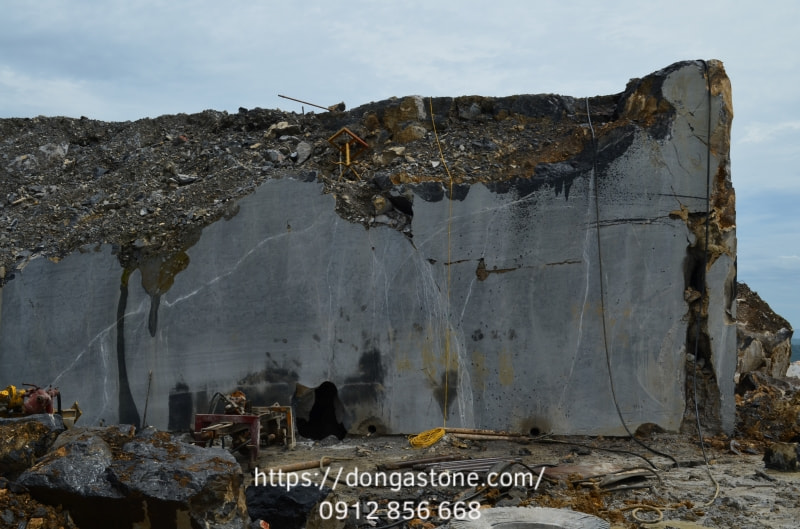 Quy Trình Khai Thác, Sản Xuất Đá Tự Nhiên Tiêu Chuẩn Quốc Tế 3 Khảo sát địa chất và lựa chọn mỏ đá tự nhiên phù hợp nhằm đảm bảo chất lượng, màu sắc và độ đồng đều của đá trước khi khai thác.