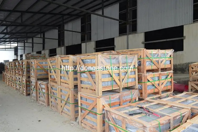 Quy Trình Đóng Gói Đá Xanh Thanh Hóa Đạt Chuẩn Tại Đông Á Stone 4 Dù chi phí cao hơn pallet, thùng gỗ kín là lựa chọn xứng đáng cho các đơn hàng cao cấp, giúp bảo toàn trọn vẹn chất lượng và thẩm mỹ của đá khi đến công trình.