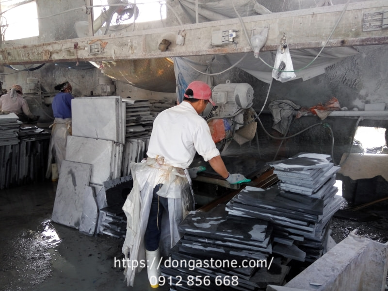 Quy Trình Khai Thác, Sản Xuất Đá Tự Nhiên Tiêu Chuẩn Quốc Tế 5 Việc ứng dụng công nghệ hiện đại giúp sản phẩm đạt độ bền cao, vân đá rõ nét, màu sắc đồng đều, đáp ứng yêu cầu kỹ thuật và thẩm mỹ cho các hạng mục xây dựng, ốp lát và trang trí.