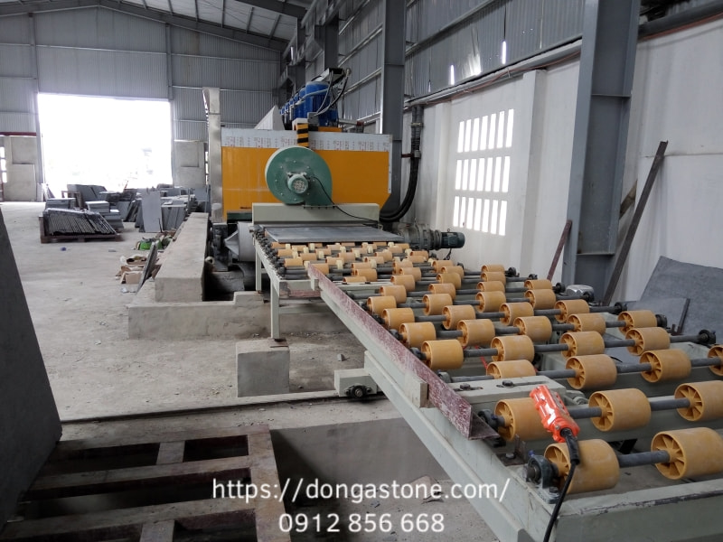 Quy Trình Khai Thác, Sản Xuất Đá Tự Nhiên Tiêu Chuẩn Quốc Tế 7 Ứng dụng công nghệ hiện đại trong khai thác và gia công đá tự nhiên nhằm nâng cao hiệu suất và chất lượng sản phẩm.