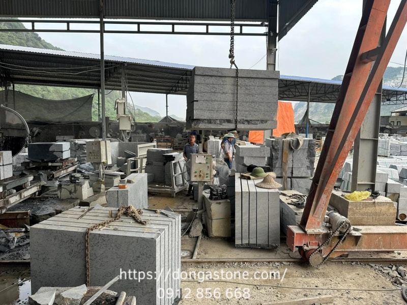 TOP 7 Sai Lầm Phổ Biến Khi Mua Đá Xanh Thanh Hóa 8 Nhà máy và mỏ khai thác trực tiếp của Đông Á Stone giúp kiểm soát chất lượng đá xanh Thanh Hóa từ phôi đến thành phẩm.