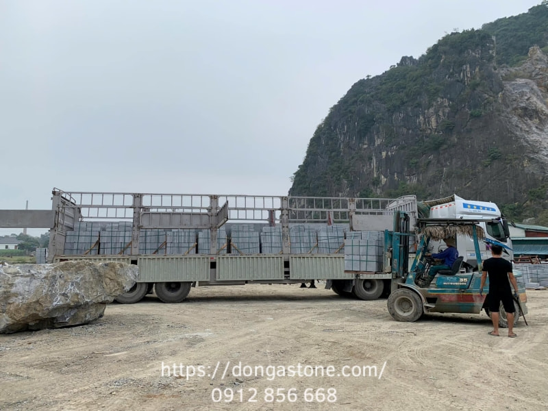 TOP 7 Sai Lầm Phổ Biến Khi Mua Đá Xanh Thanh Hóa 9 Đá tại Đông Á Stone được đóng gói pallet chắc chắn, bảo vệ cạnh và bề mặt, hạn chế mẻ vỡ trong quá trình vận chuyển đến công trình.