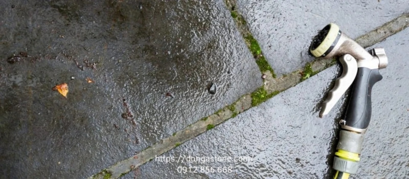 Giải pháp vệ sinh đá tự nhiên đúng cách giúp bề mặt luôn sáng đẹp, hạn chế ố bẩn và xuống màu trong quá trình sử dụng.