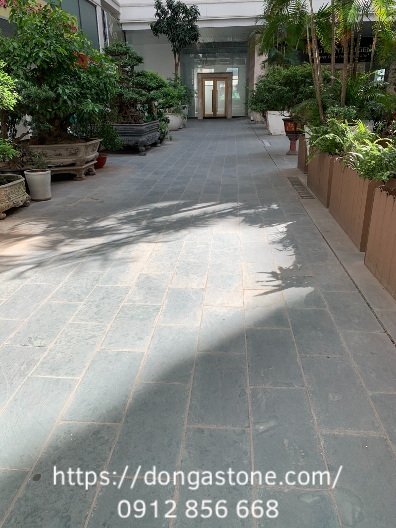Đá lát sân vườn tự nhiên thường được khai thác từ các mỏ lớn và gia công đa dạng bề mặt, kích thước theo nhu cầu sử dụng