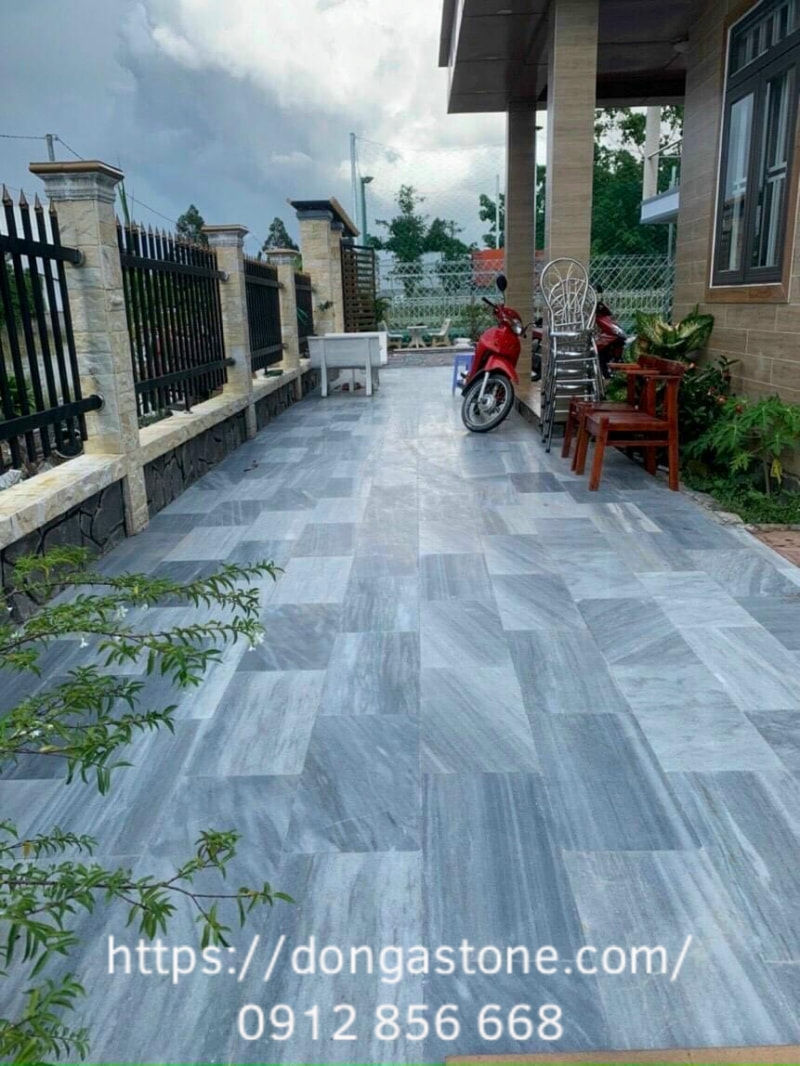 Sân vườn đá sọc dưa trở thành điểm nhấn đặc sắc cho tổng thể ngôi nhà.