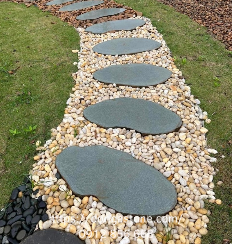 Đá thớt không bị ăn mòn bởi axit, ít rong rêu và mang vẻ đẹp tự nhiên, tạo điểm nhấn cho không gian.