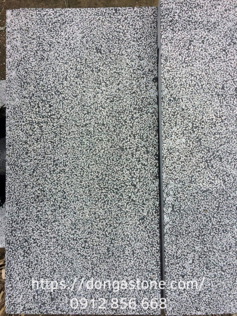 Mẫu đá băm mặt (xanh đen) với bề mặt nhám, chống trơn trượt tốt