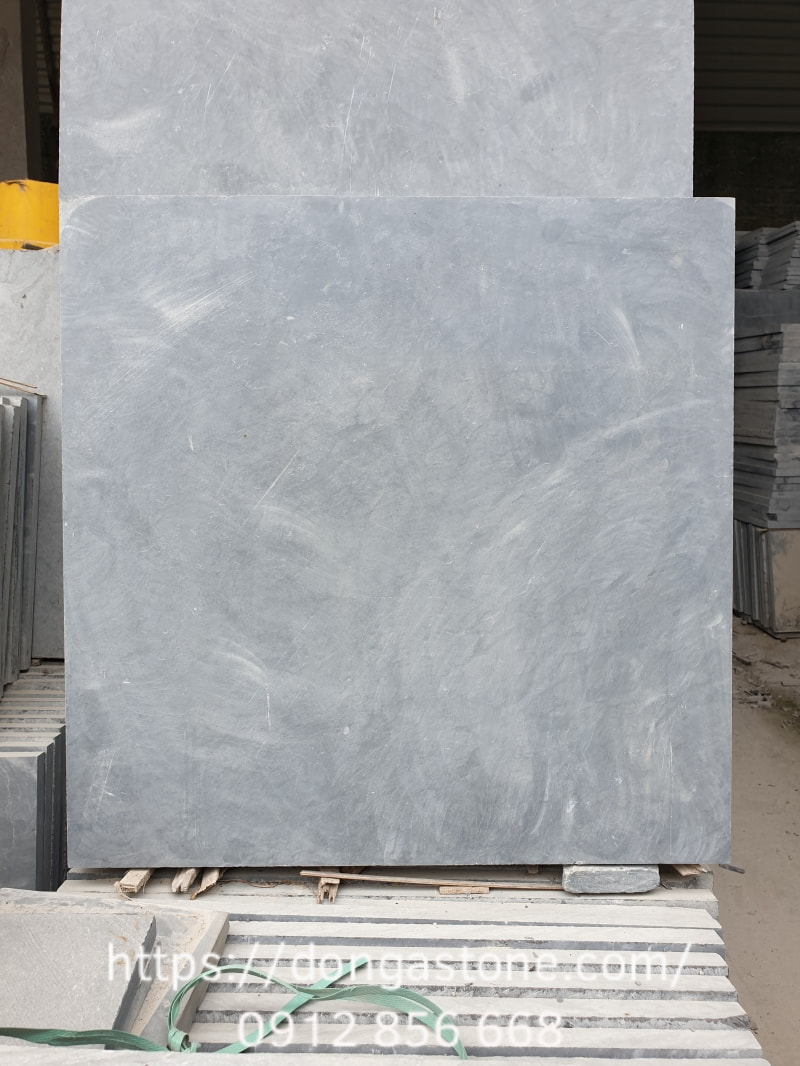 Mẫu đá mài (mài thô, mài tinh, mài mờ) giúp nổi bật vân đá, bề mặt nhẵn nhưng vẫn an toàn khi đi lại trên sân vườn.